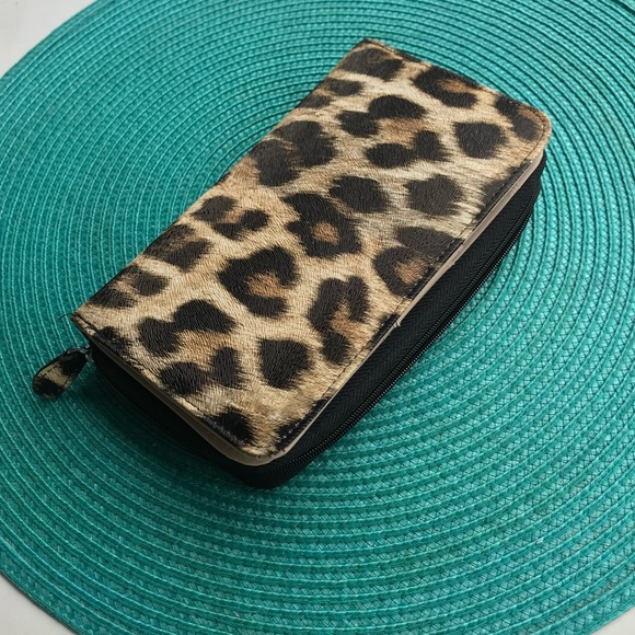 PU Leather Animal Print Organizer. Zip enclosure. Cute! New - Picture 2 of 7